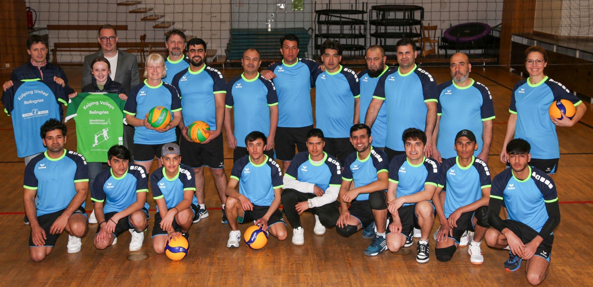 Das Volleyballteam „Kolping United Beilngries“ freut sich über die neuen Trikots