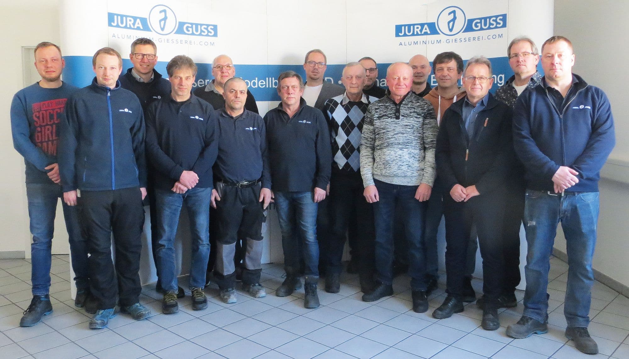 Geschäftsführer Philipp Teschke (Mitte hinten) mit den geehrten Mitarbeitern