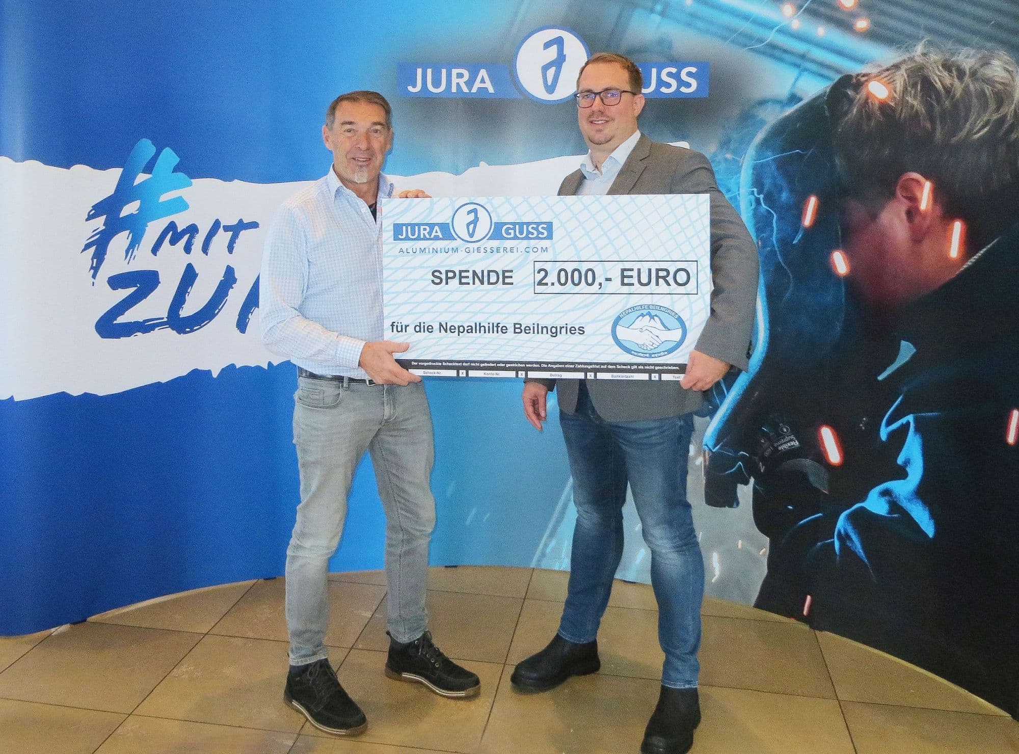 Manfred Lindner, Vorsitzender der Nepalhilfe, bekam einen symbolischen Spendenscheck von unserem Geschäftsführer Philipp Teschke überreicht.