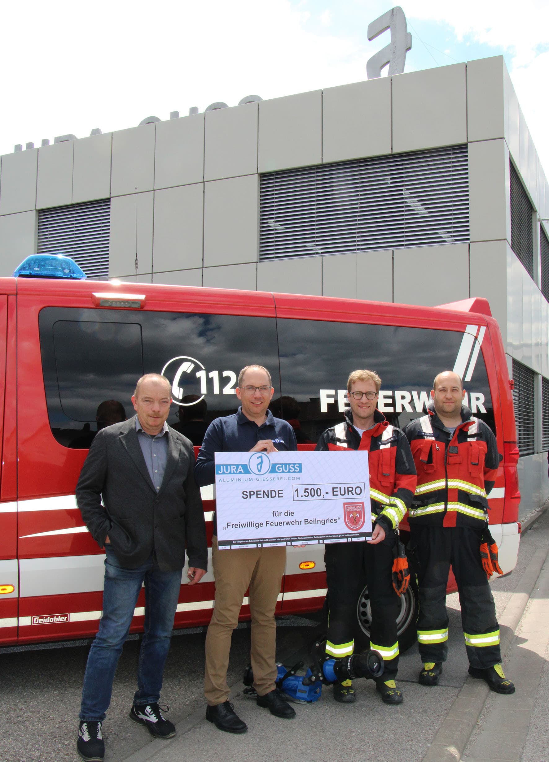Geschäftsleiter Mathias Teschke bei der Übergabe der Spende über 1.500 € an den 1. Kommandanten Martin Tomenendal und den 1. Vorstand Markus Gabler von der Freiwilligen Feuerwehr Beilngries
