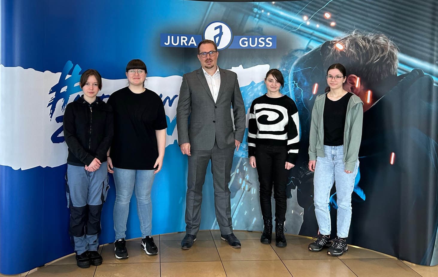 Vier Mädchen informierten sich beim Girls'Day über die Ausbildungsmöglichkeiten bei Jura-Guss.