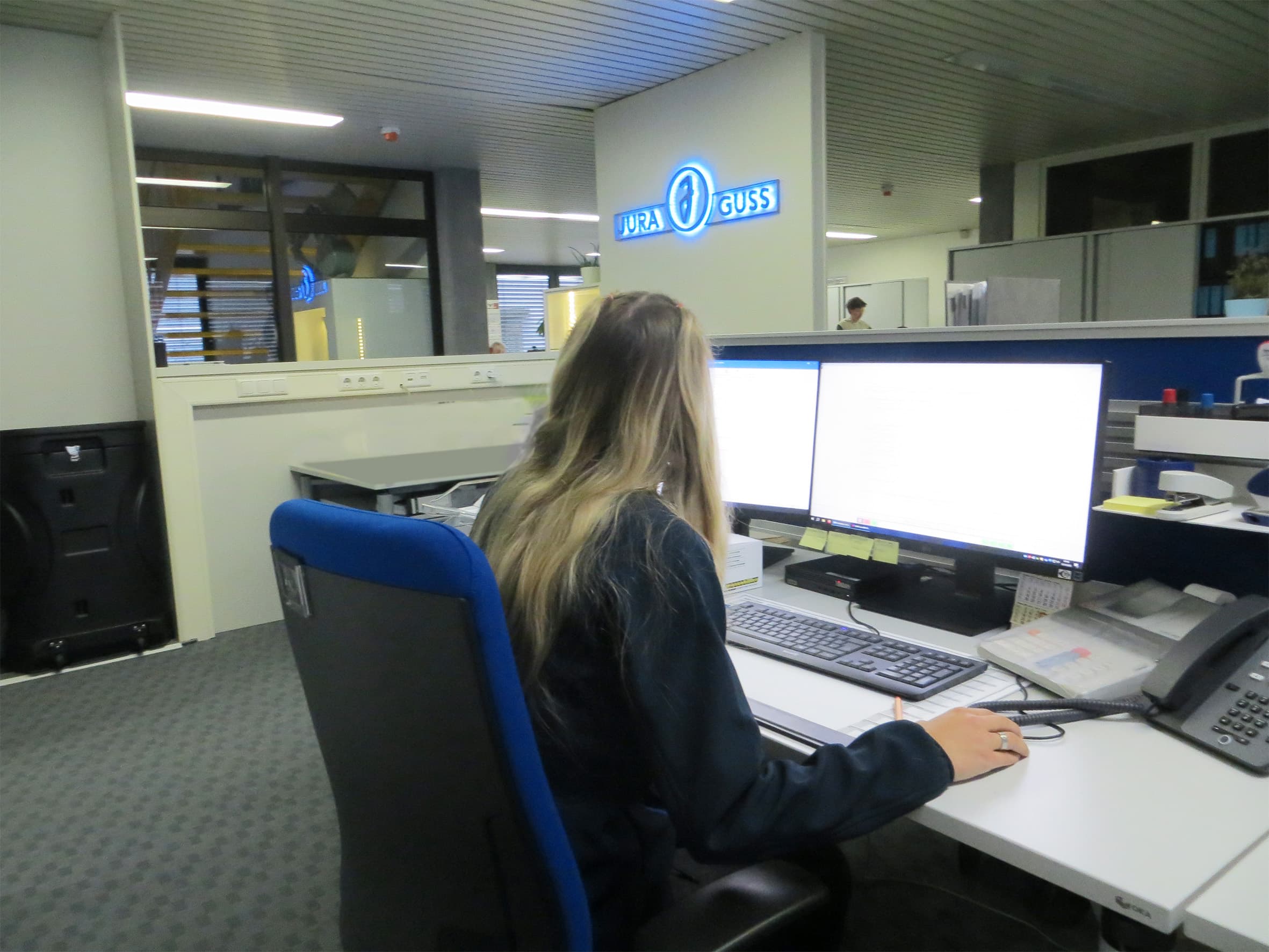 Jana am Arbeitsplatz